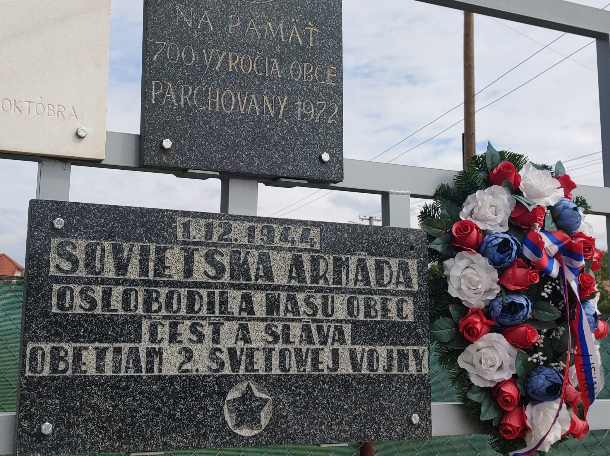 Príchod sovietskej armády a oslobodenie Parchovian 1. decembra 1944 pripomína pred obecným úradom pamätná tabuľa.